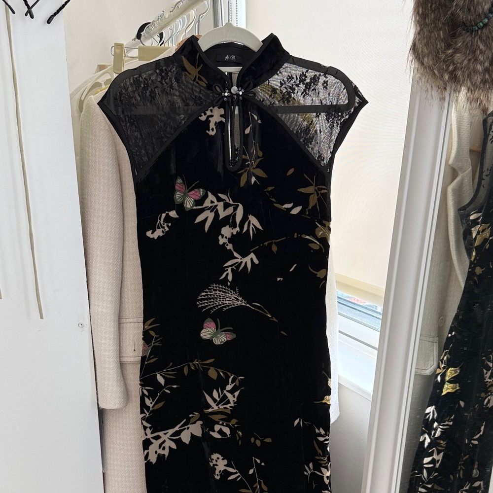 Black Floral Velvet Qipao Dress with Lace Yoke